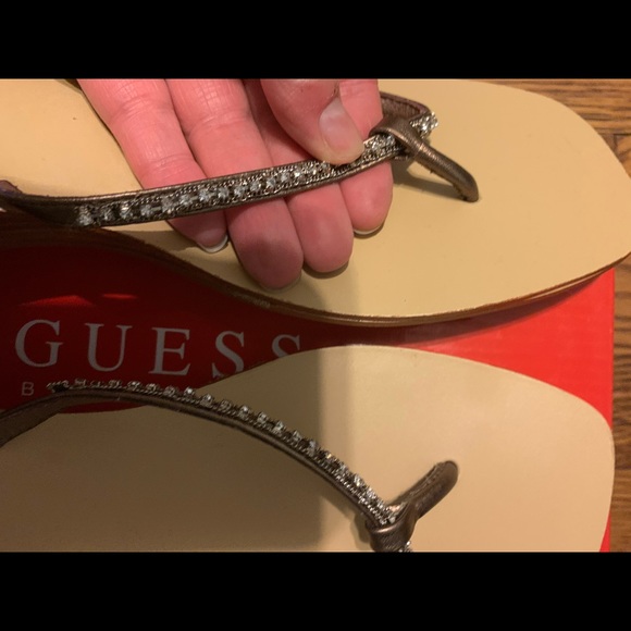 Guess flip flops - Picture 3 of 5
